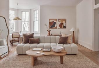 Three Rooms Sydney has rooms with a private hot tub