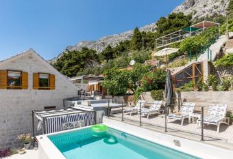 Waterview Apartments - Koru Apartment and pool has Balcony rooms