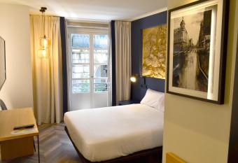 Hotel Alda Galer  a Coru  a allows 18 year olds to book a room