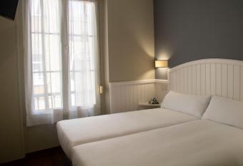 Alda Miramar Rooms allows 18 year olds to book a room