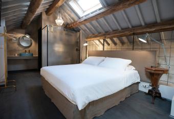 CasaZavi has Balcony rooms