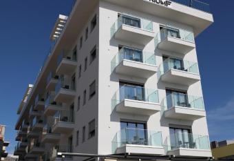 Hotel Bar Restaurant Triumf Shengjin has rooms with a private hot tub