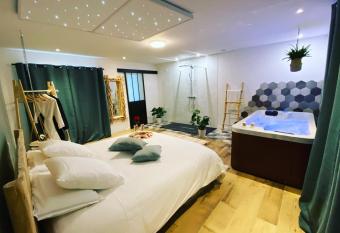 La Parenth  se allows 18 year olds to book a room