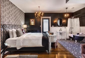 Slaymaker & Nichols Gastro House & Inn has rooms with a private hot tub