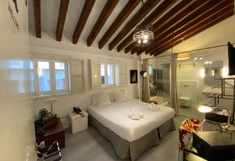 Antiguo Brondo Selfcheck-in Smart Rooms allows 18 year olds to book a room