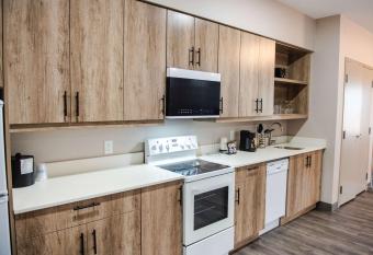 Best Western Premier Executive Residency Medicine Hat has rooms with a private hot tub