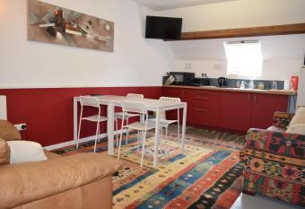 Chambres, Camping La Pointe, Saint Coulitz, Chateaulin allows 18 year olds to book a room