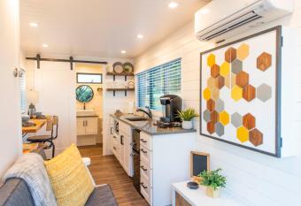 The Honeycomb-Tiny Container Home 12 Min. to Magnolia/Baylor allows 18 year olds to book a room