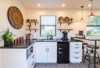 The Woods- Container Tiny House 12 min to Magnolia/Baylor/Downtown allows 18 year olds to book a room