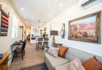 La Casita-Shipping Container House Near Magnolia/Baylor allows 18 year olds to book a room