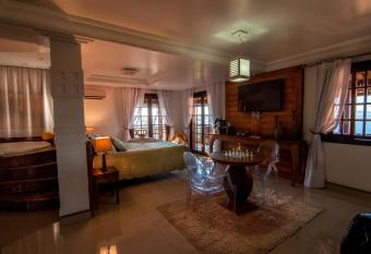 Hotel Cave do Sol has rooms with a private hot tub