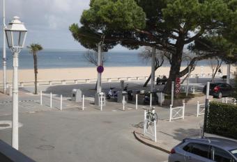Studio Arcachon vue mer en hyper centre allows 18 year olds to book a room