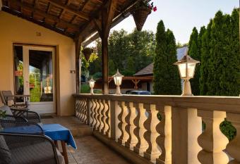 Kir  ly Panzi   allows 18 year olds to book a room