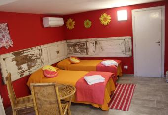 Ellysblue Guesthouse has Balcony rooms