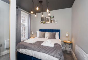 Bateman, modern City centre apartment sleeps 6 allows 18 year olds to book a room