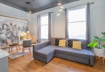 Fawkes Quarter in the centre of the city, sleeps 6 allows 18 year olds to book a room