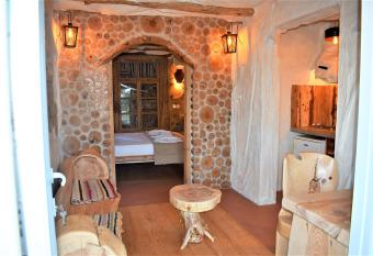 The Flintstones House has Balcony rooms