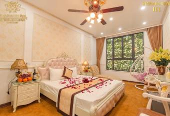 King s Hotel D   ch V   ng has rooms with a private hot tub