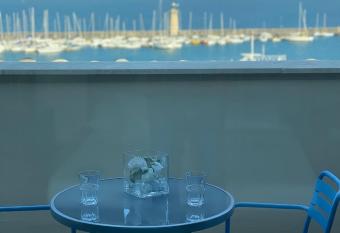 Molino Apartments has Balcony rooms