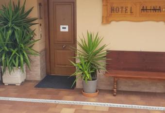 Hotel Alina allows 18 year olds to book a room