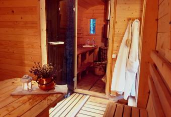 Vasarotoj   Guest House has rooms with a private hot tub