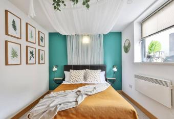 No1. The Exclusive Gem of Leeds allows 18 year olds to book a room