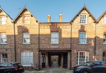 The Old Coach House has Balcony rooms