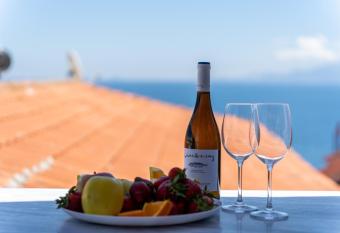 Simple Pleasures Home has Balcony rooms