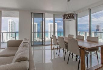 Close to the Beach! Family-sized condo with Amazing View has Balcony rooms