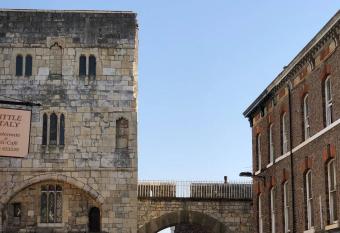 Roman Walls View has Balcony rooms