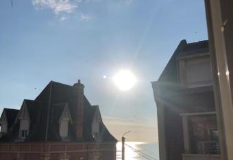 Num  ro 5 - B - Ault allows 18 year olds to book a room