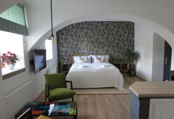 Apartm  n Pod Synagogou allows 18 year olds to book a room