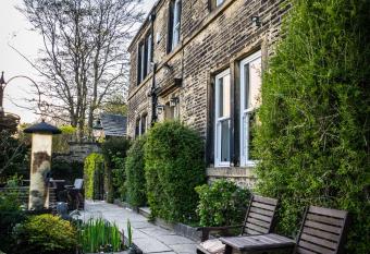 Shibden Hall View has Balcony rooms