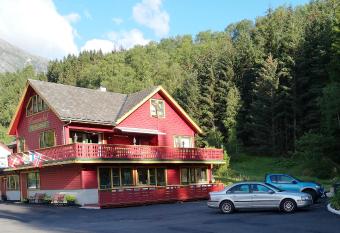 Kvamsdal Pensjonat 3 allows 18 year olds to book a room