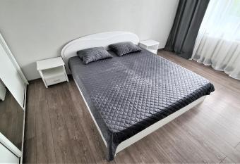 Green View Apartment has rooms with a private hot tub