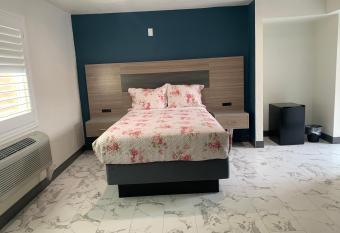 Travel Inn Motel has rooms with a private hot tub