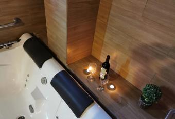 Hotel Dia y Noche has rooms with a private hot tub