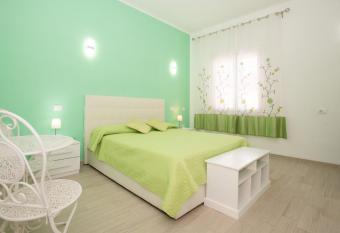 Affittacamere LE RONDINI has Balcony rooms