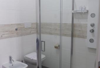 Leus Appartment has rooms with a private hot tub