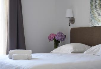 H  tel Casa Mea allows 18 year olds to book a room