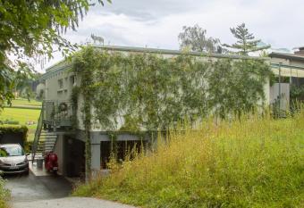 Am sonnigen Waldrand allows 18 year olds to book a room