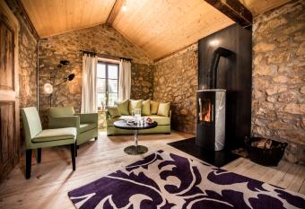 La Pinte du Vieux Manoir allows 18 year olds to book a room