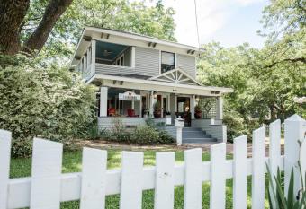 Red Gate Inn has Balcony rooms