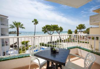Sand Beach Apartments has Balcony rooms