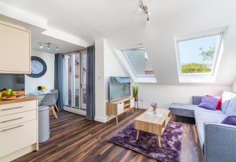 Beautiful Flat Town Centre 55 inch Smart TV + Netflix has Balcony rooms