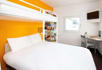 hotelF1 Orange Centre Echangeur A7 A9 has Balcony rooms