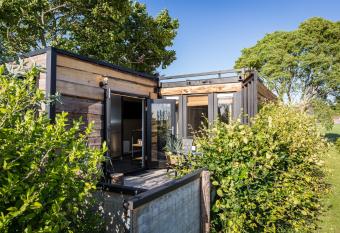 De Meisjes allows 18 year olds to book a room