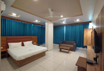 Hotel Neelkamal allows 18 year olds to book a room