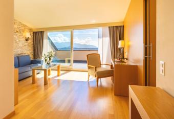 Kurhaus Cademario Hotel & DOT Spa - Ticino Hotels Group has rooms with a private hot tub