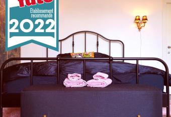 Retro Parisian Apartment - Spacious 75m2 and fully equipped - Fabulous location IN city center allows 18 year olds to book a room